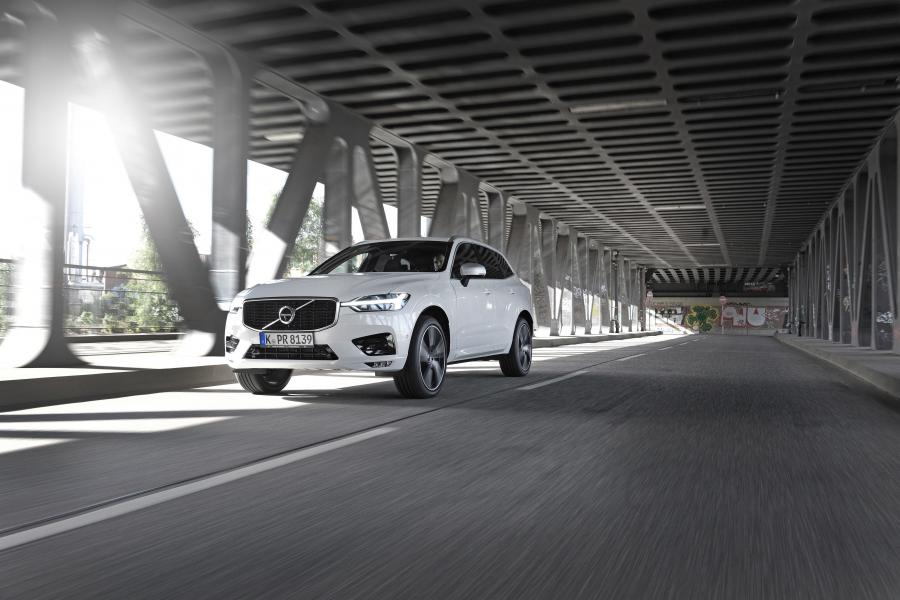  Volvo XC60 D5 R-Design 2017 года  (WW) (фото 16 из 26)